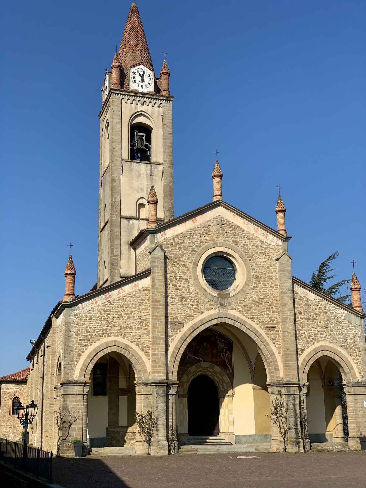 Chiesa San Giovanni Battista Bossolasco Alta Langa facciata pietra