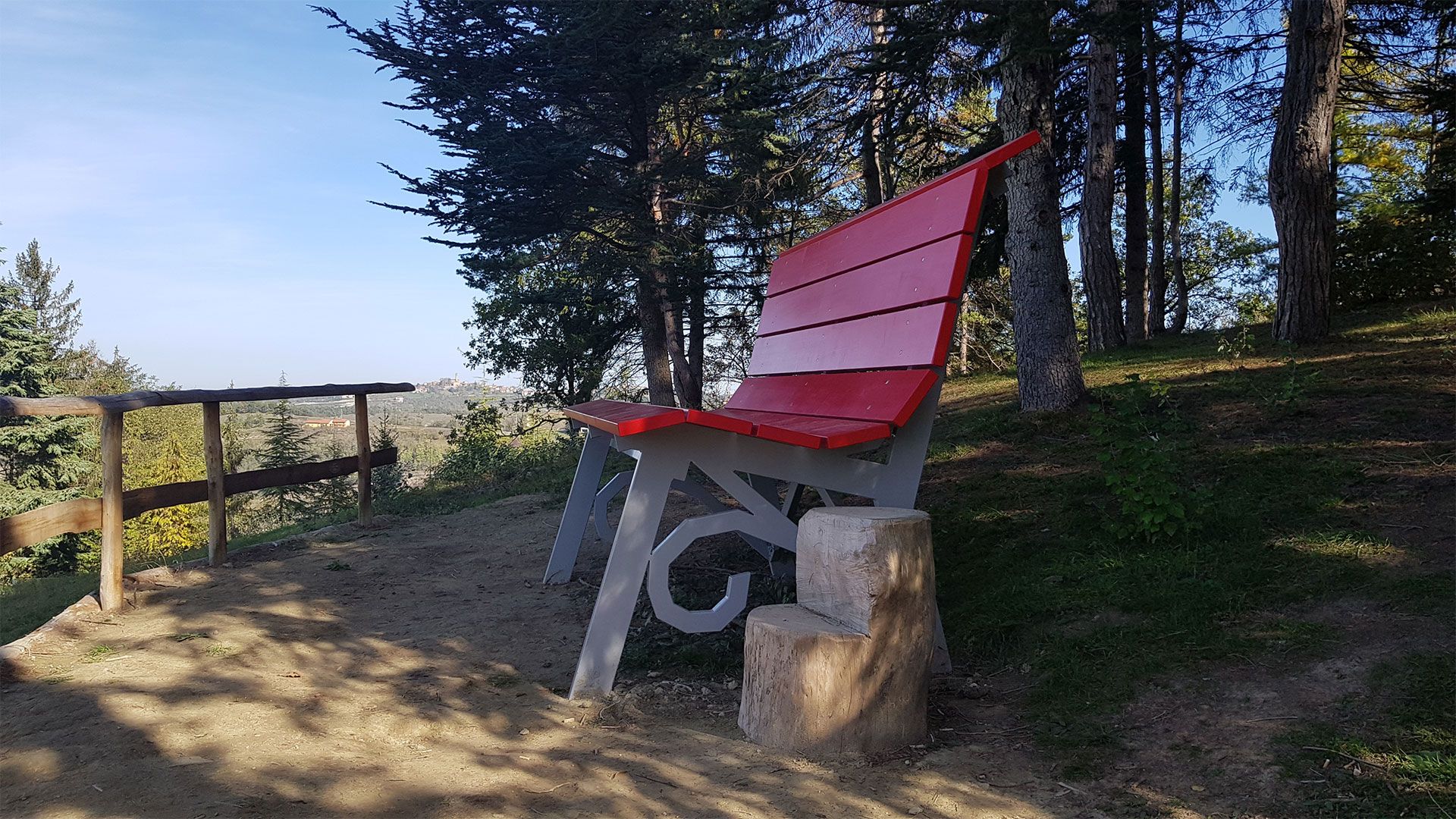 Panchina Gigante Big Bench Bossolasco panorama Alta Langa Piemonte